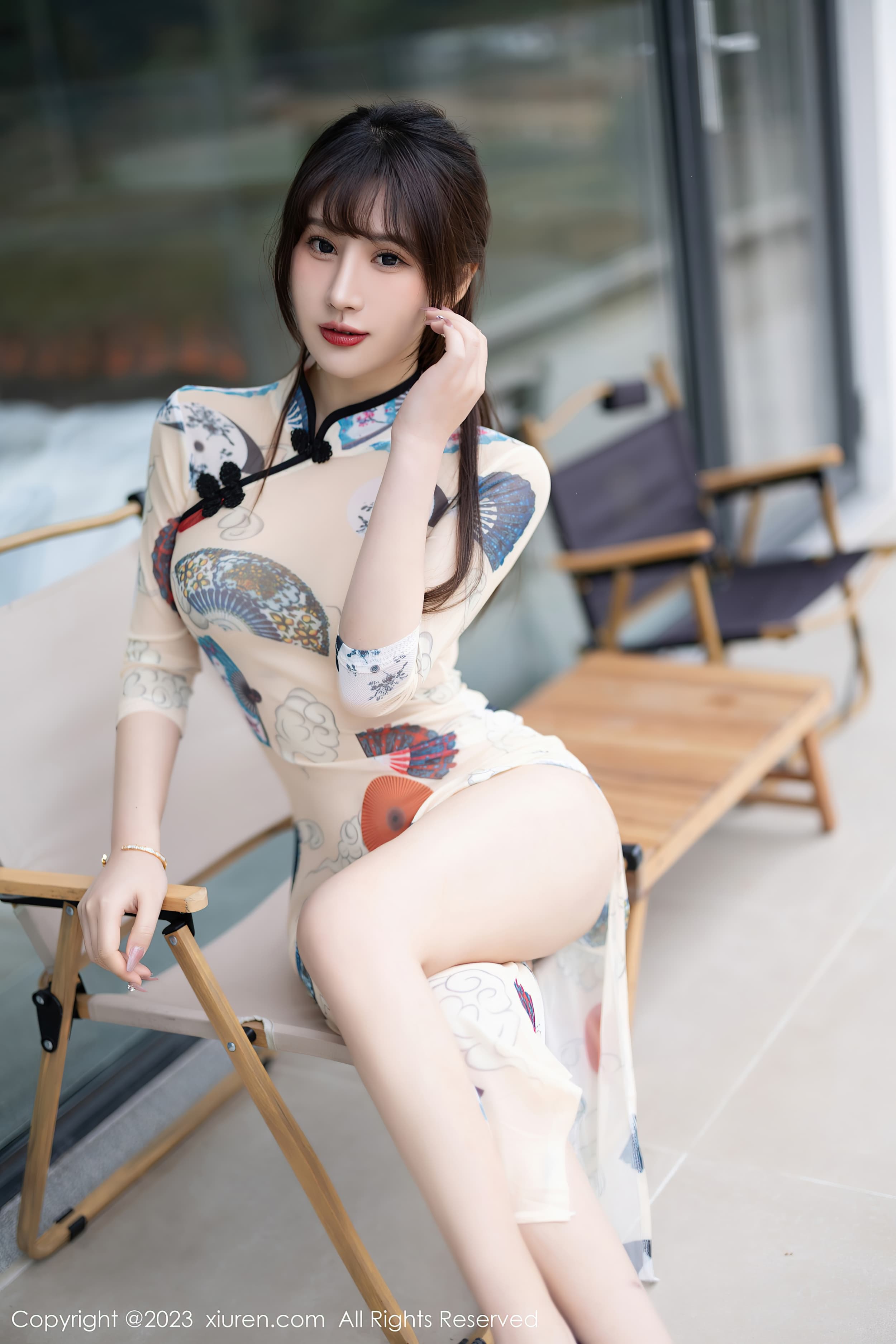 90后气质美女模特张欣欣红色丝袜美臀诱惑
