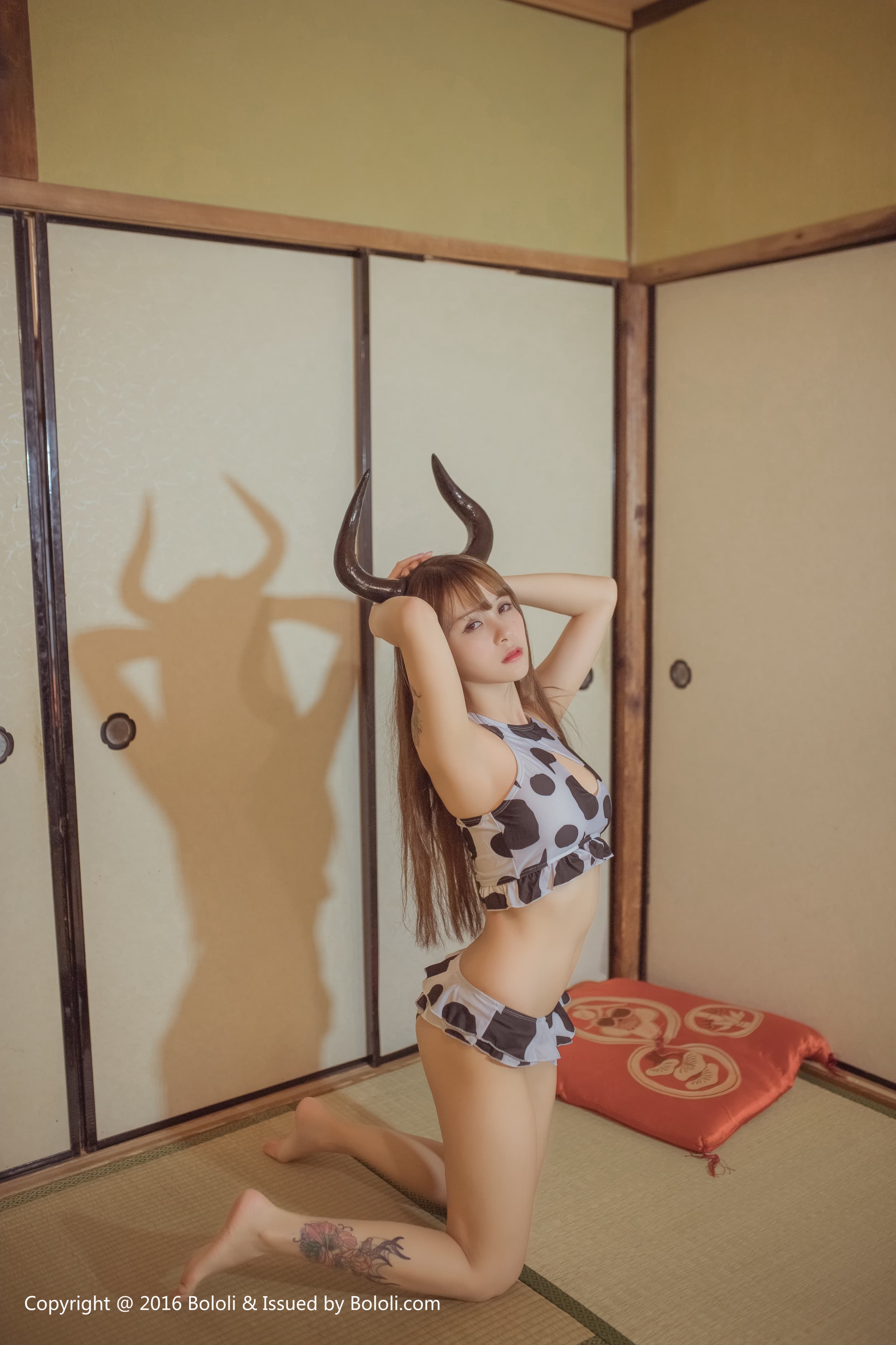 波萝社模特夏美酱头戴牛角内衣翘臀诱人写真