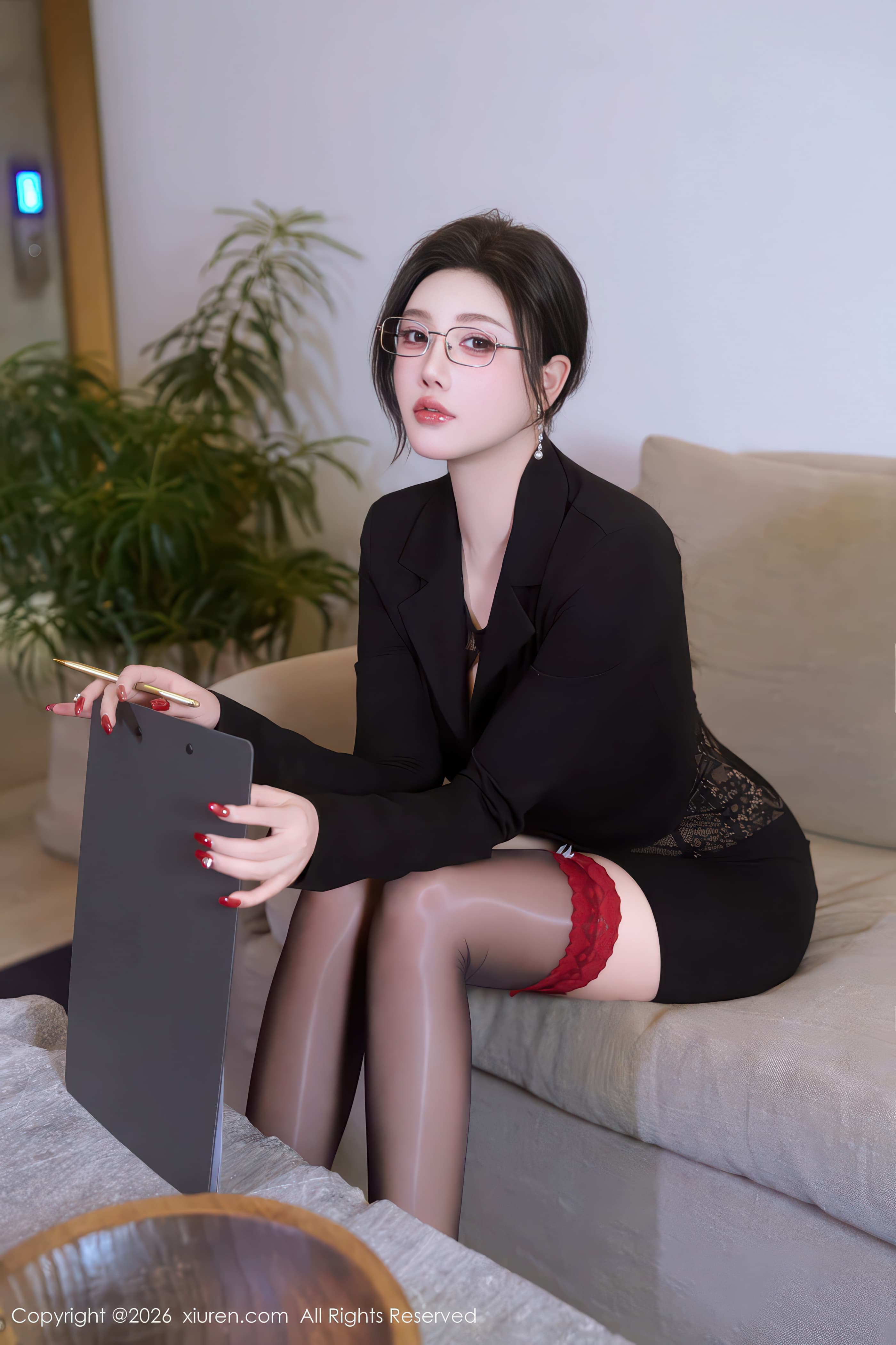 人气模特杨晨晨职业装黑丝高跟OL高清写真