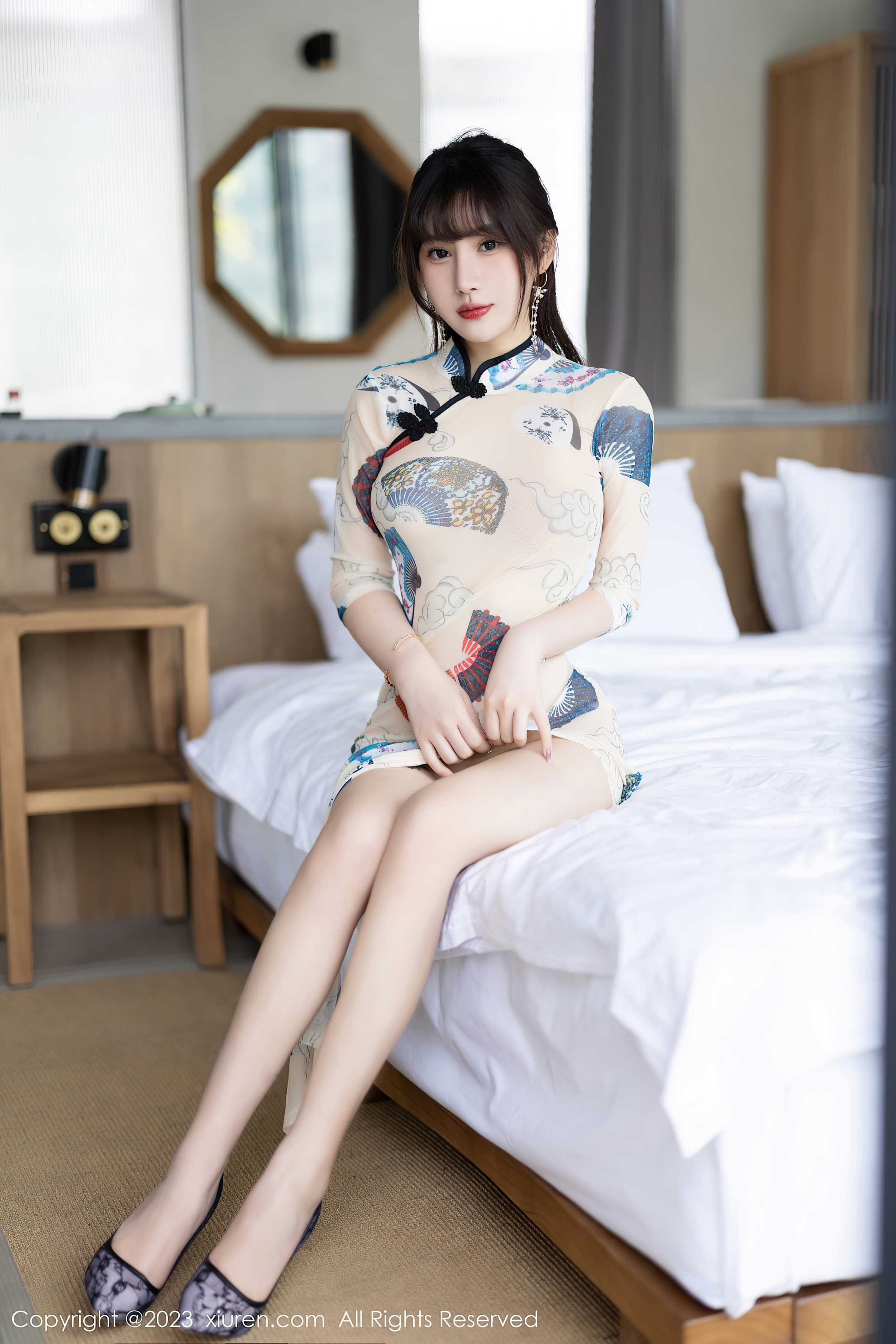 90后气质美女模特张欣欣红色丝袜美臀诱惑