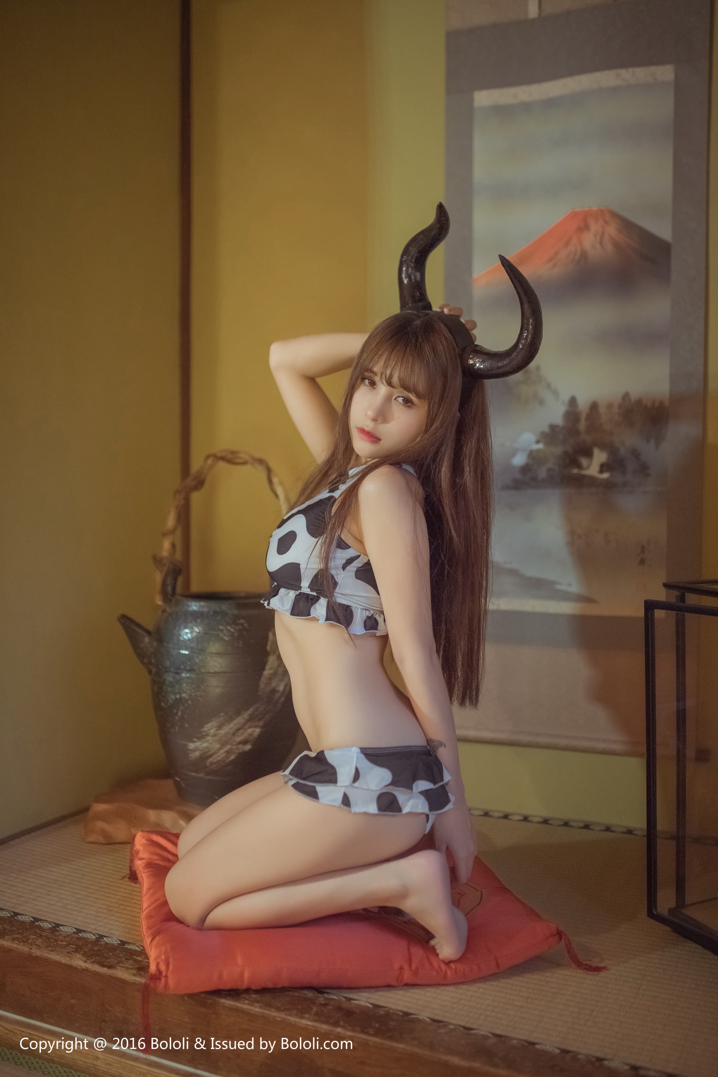 波萝社模特夏美酱头戴牛角内衣翘臀诱人写真