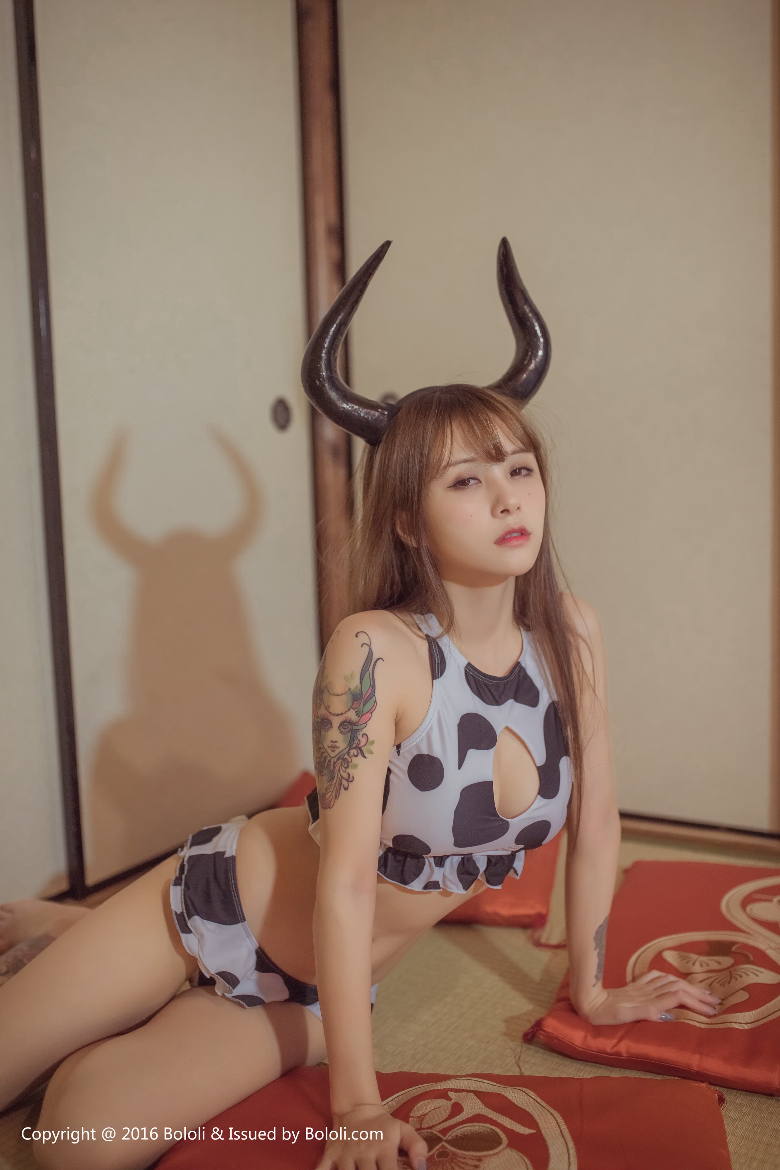 波萝社模特夏美酱头戴牛角内衣翘臀诱人写真