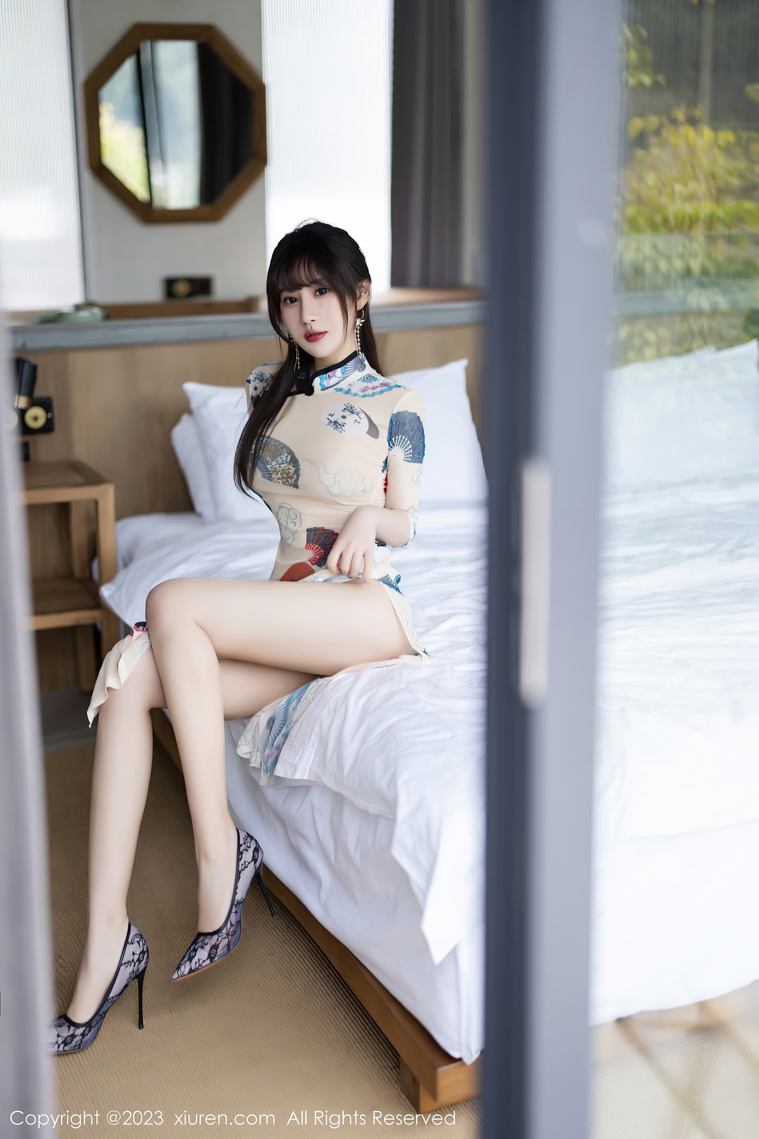 90后气质美女模特张欣欣红色丝袜美臀诱惑