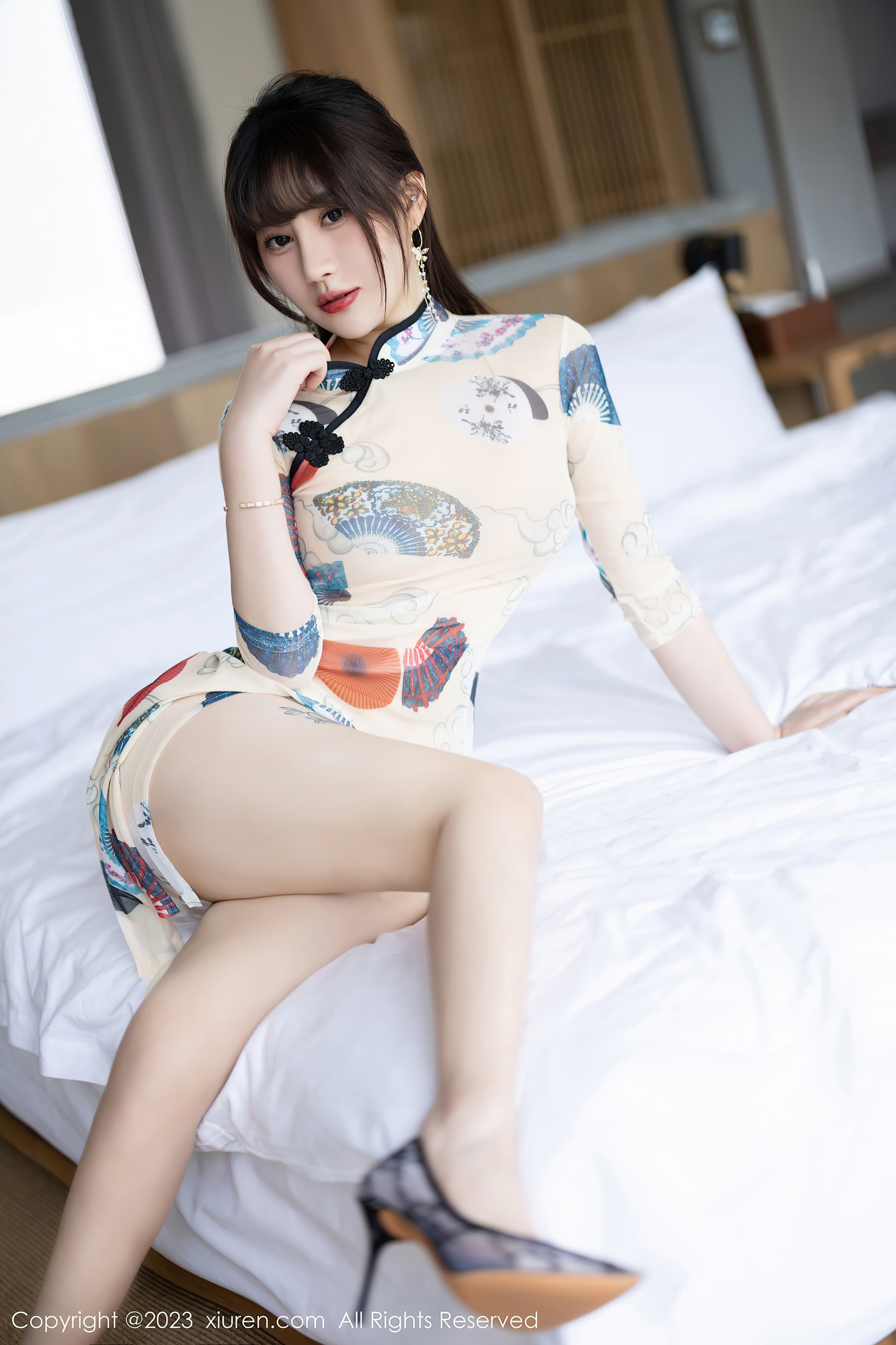 90后气质美女模特张欣欣红色丝袜美臀诱惑