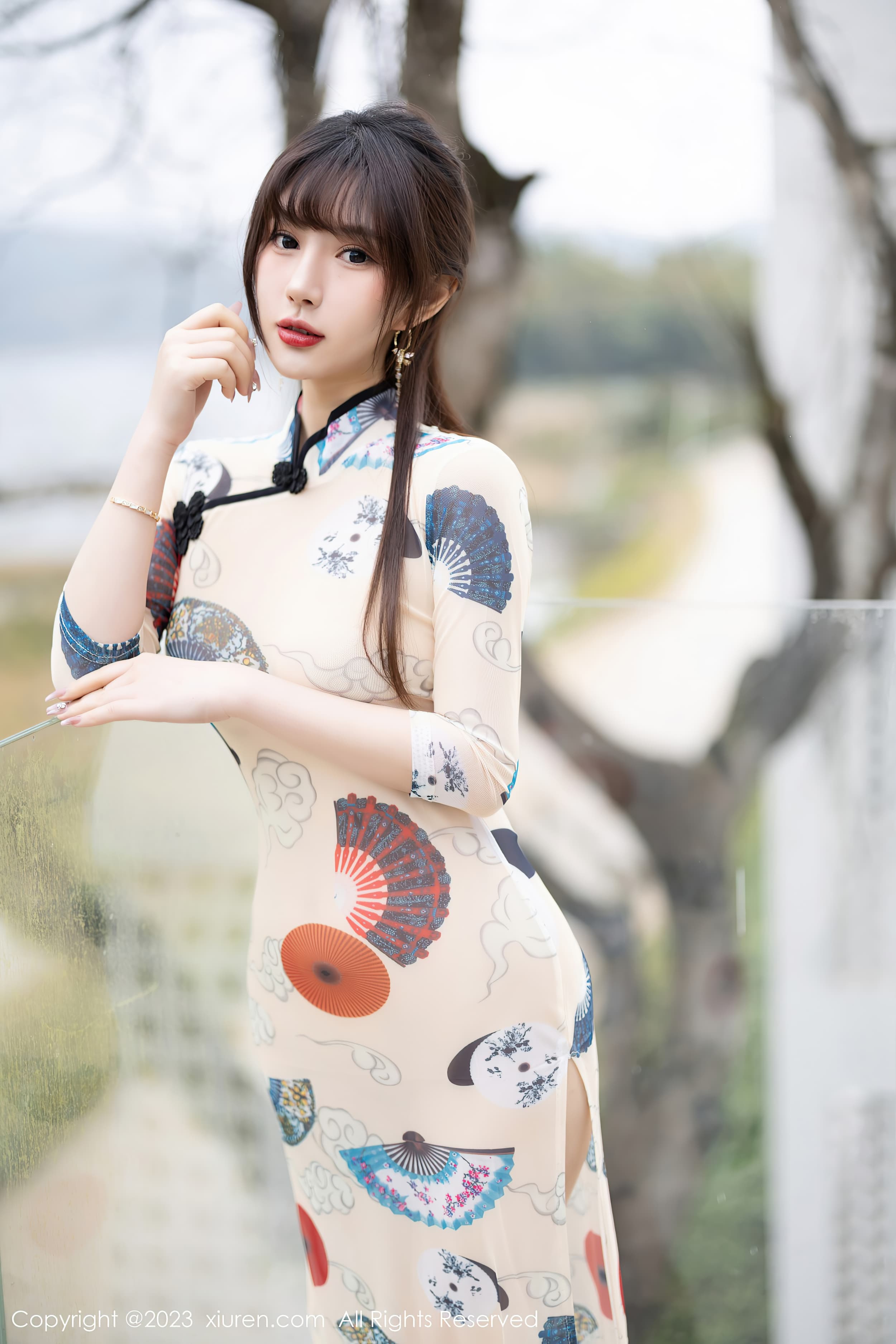 90后气质美女模特张欣欣红色丝袜美臀诱惑