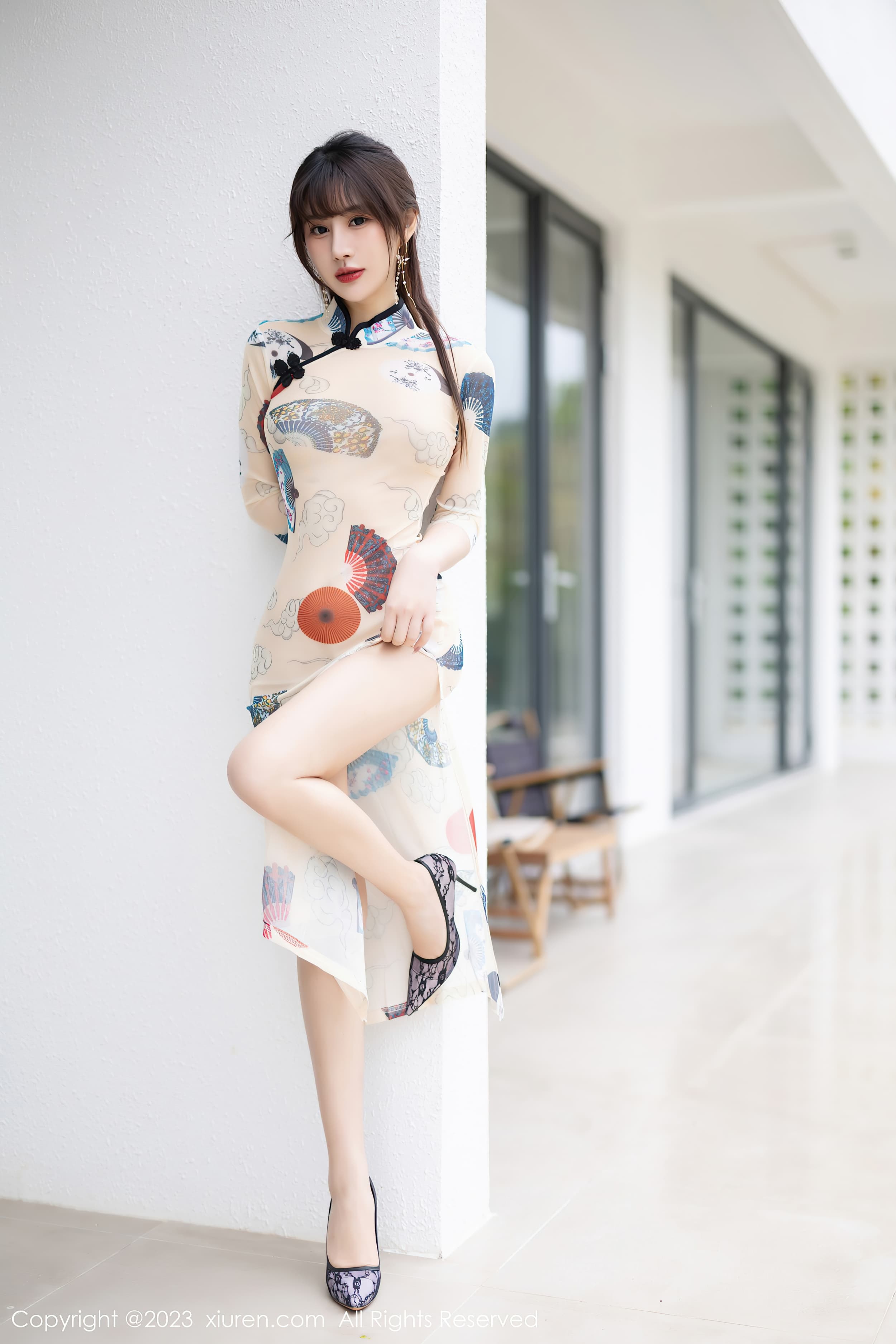 90后气质美女模特张欣欣红色丝袜美臀诱惑