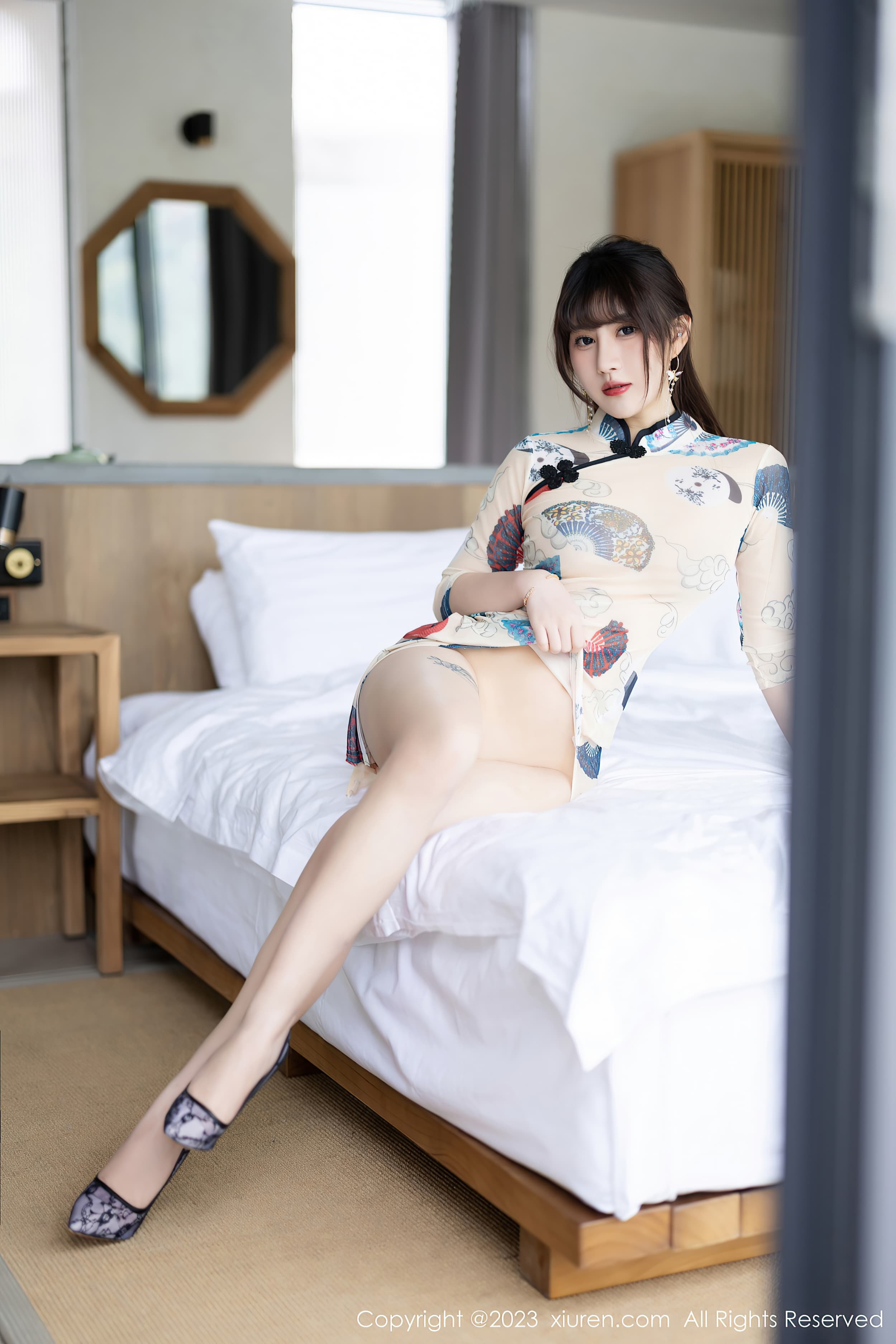 90后气质美女模特张欣欣红色丝袜美臀诱惑