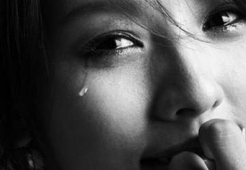 女人带眼泪哭泣图片