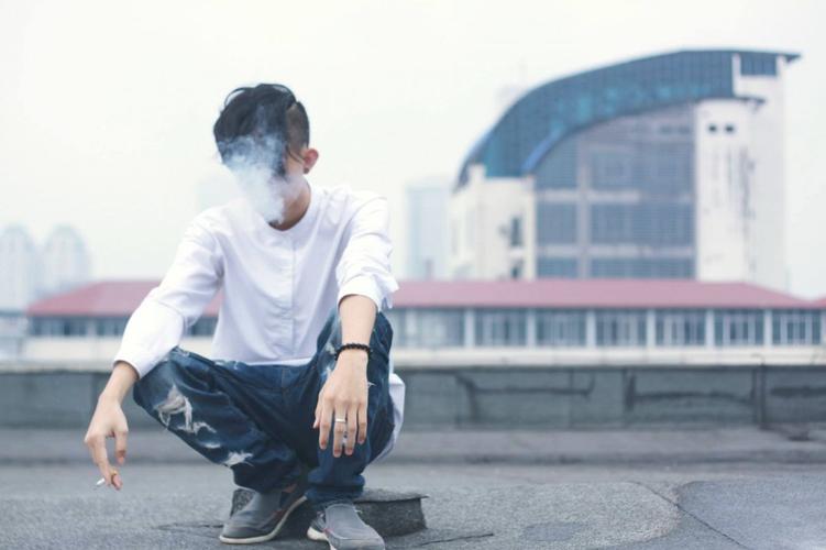 一个人孤独抽烟的图片