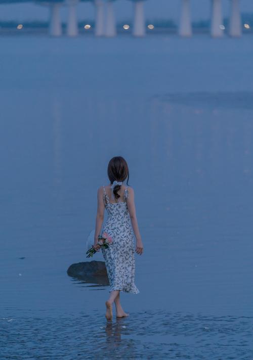一个人海边背影图片女