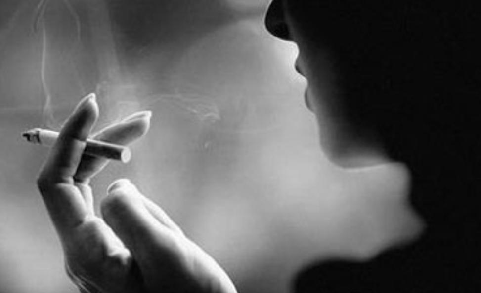 一个人孤独抽烟的图片