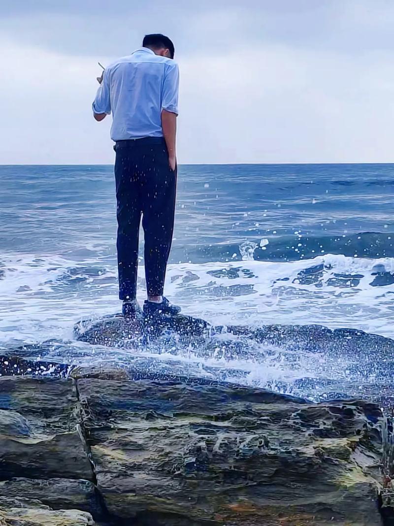 一个人面朝大海孤独背影图片