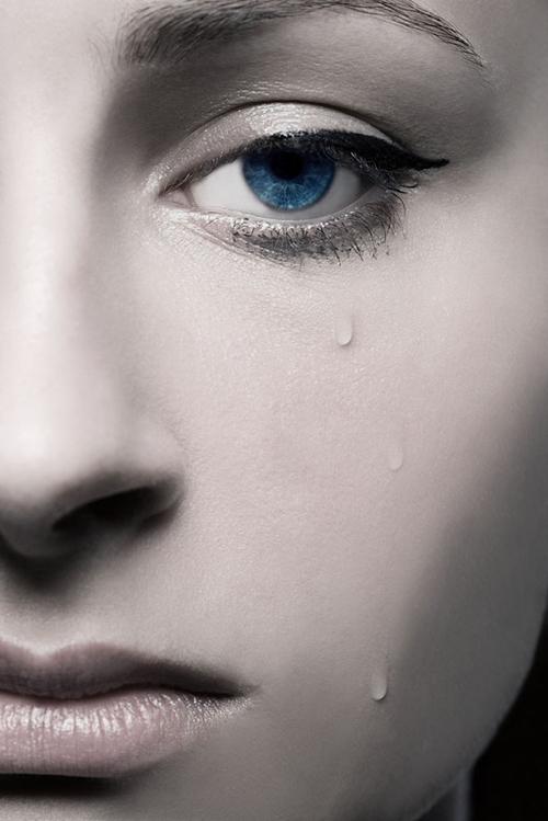 女人失望心碎流泪图片