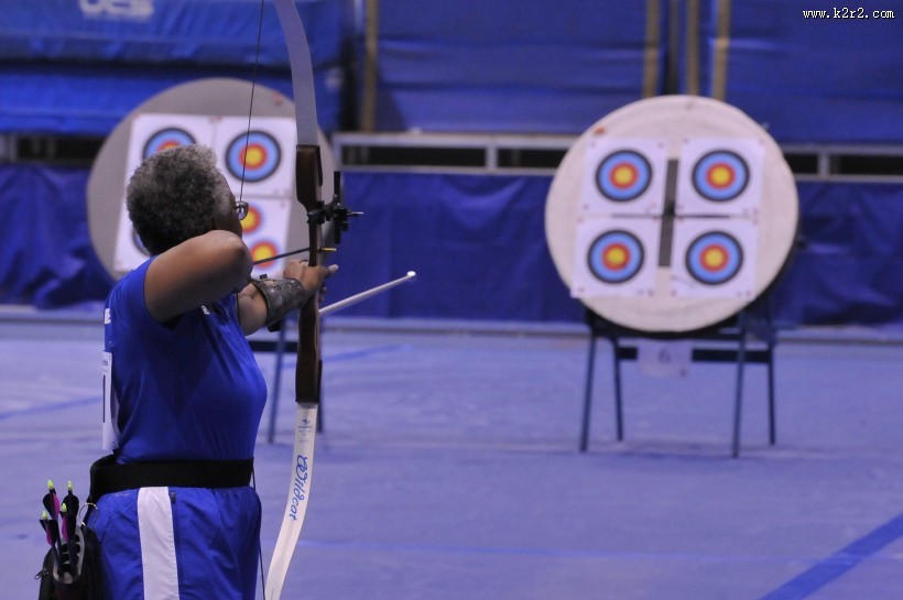 正在射箭的人图片