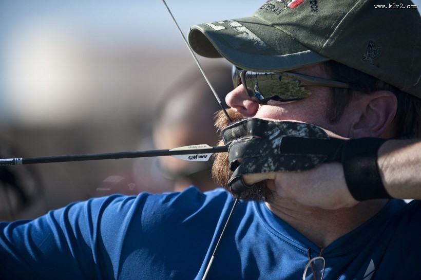 正在射箭的人图片