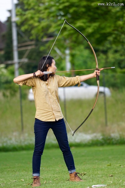 正在射箭的人图片