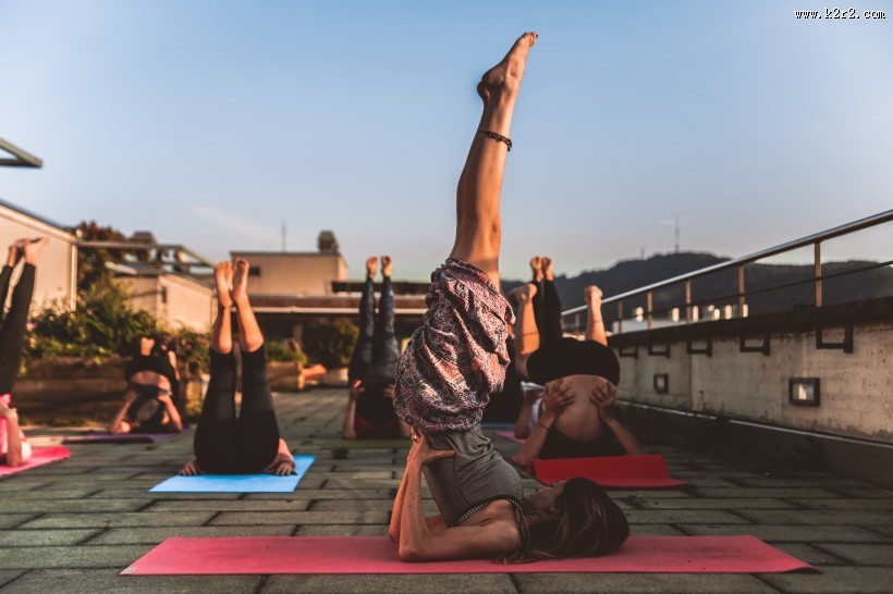 做瑜伽动作的人图片