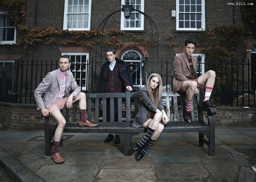 户外长椅上坐着的人物图片