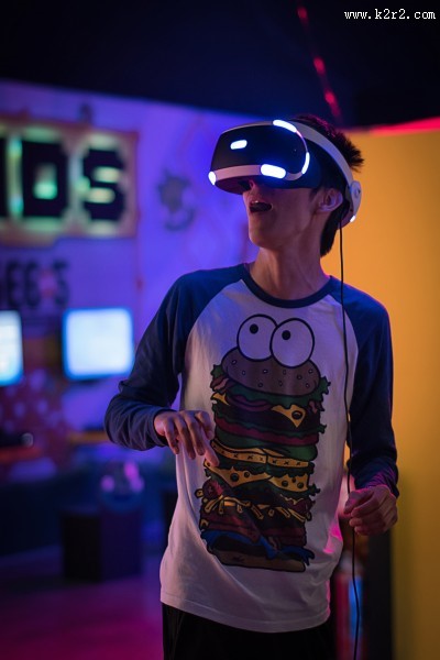 使用VR眼镜的人图片