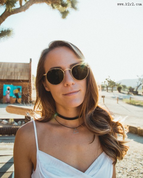 戴着项链的女人图片