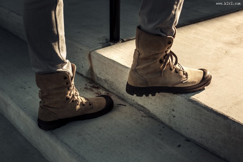 穿着马丁靴的时尚青年图片