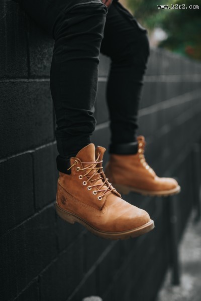 穿着马丁靴的时尚青年图片