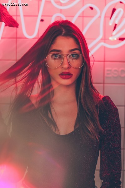 戴着大眼镜的美女图片