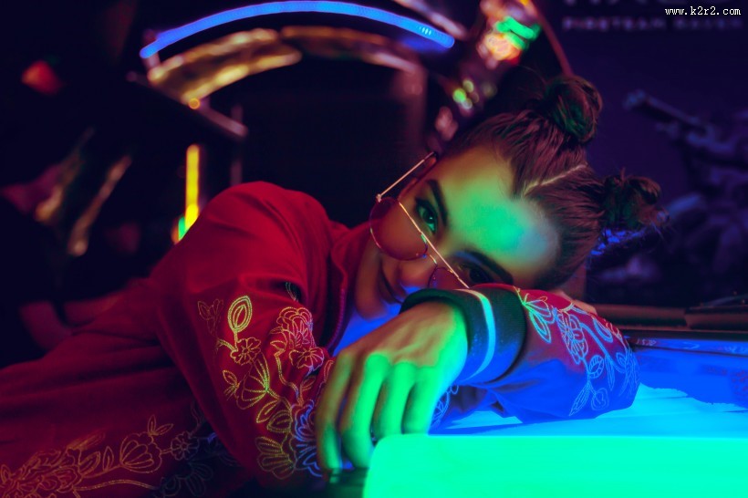 戴着大眼镜的美女图片