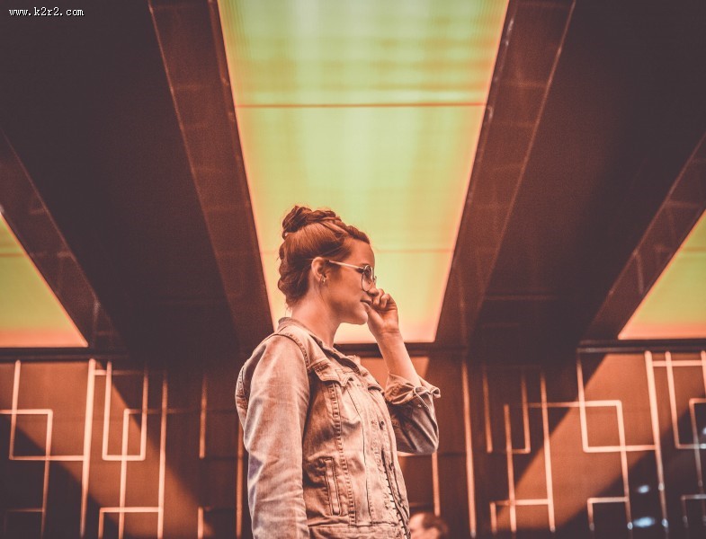 戴着大眼镜的美女图片