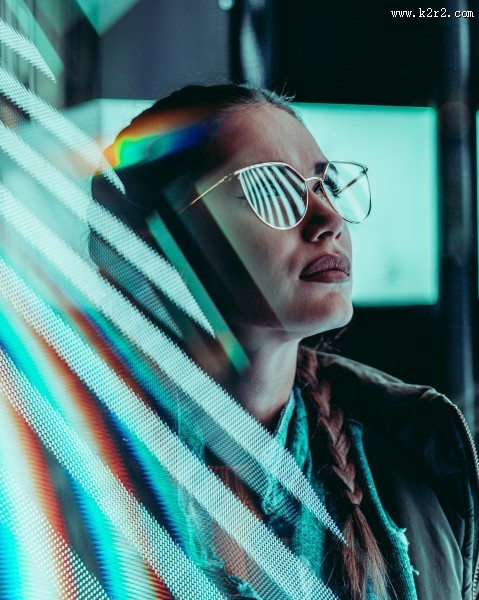 戴着大眼镜的美女图片