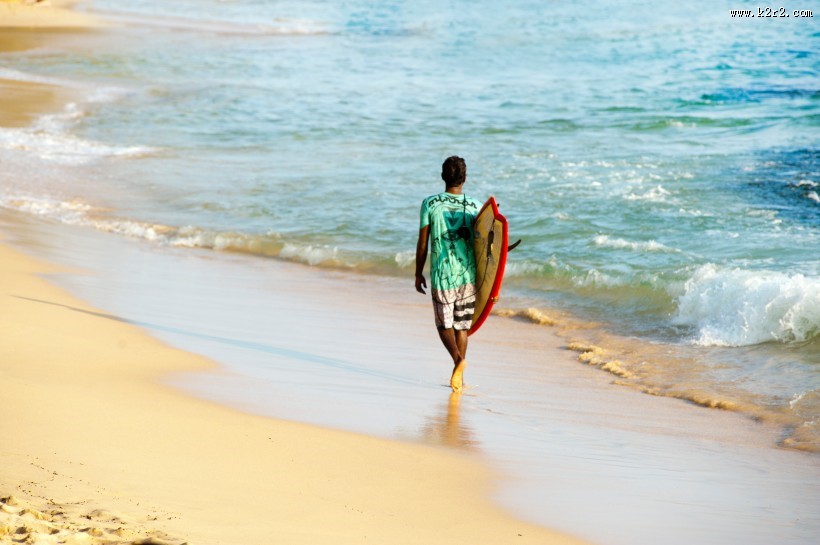 手抱冲浪板的人图片