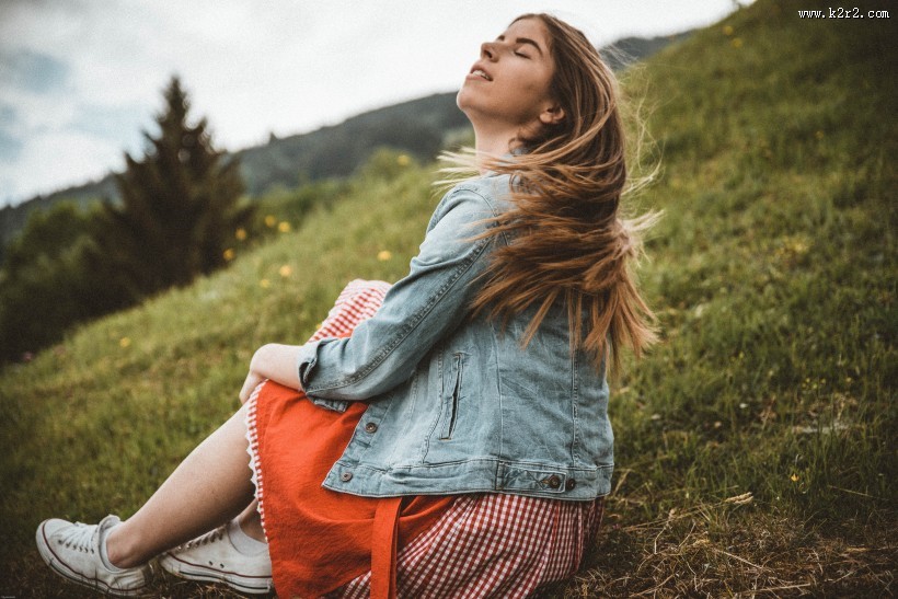 穿牛仔外套的美女图片