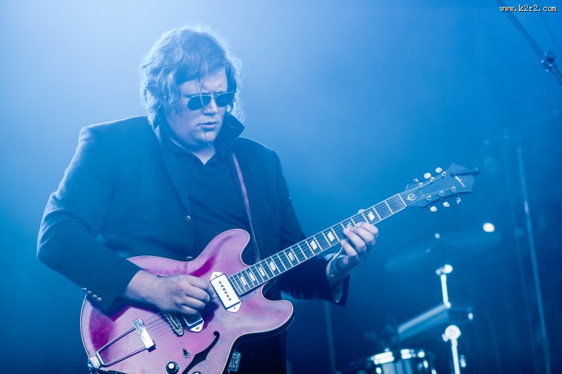 弹吉他的人物图片