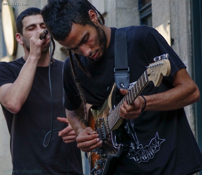 弹吉他的人物图片