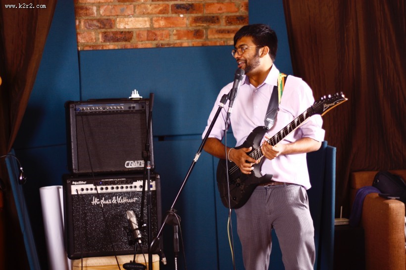 弹吉他的人物图片