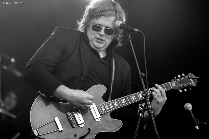 弹吉他的人物图片