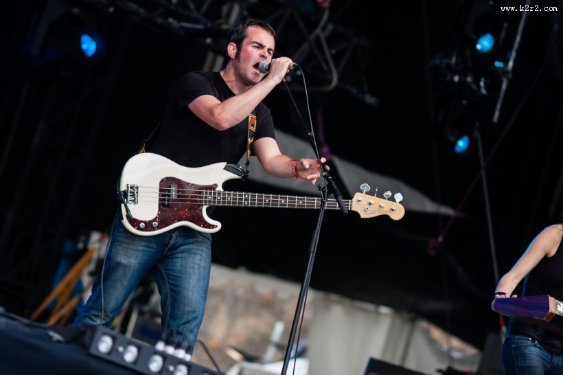 弹吉他的人物图片