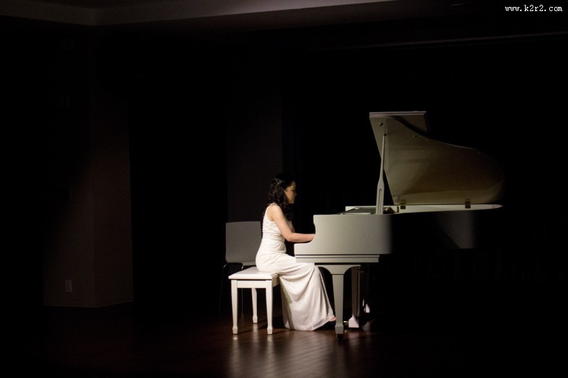 弹钢琴的人图片