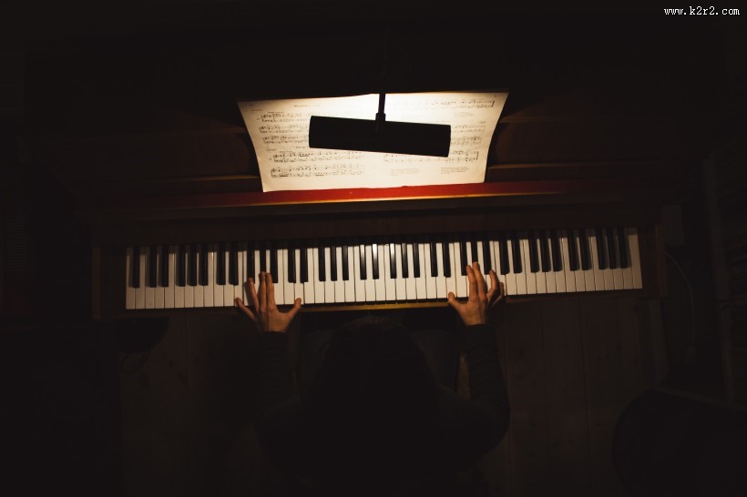 弹钢琴的人图片
