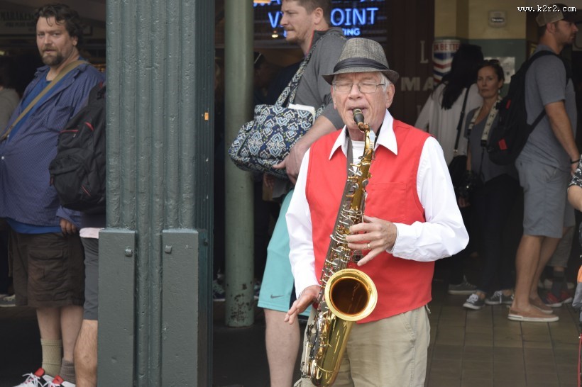 吹萨克斯的人图片