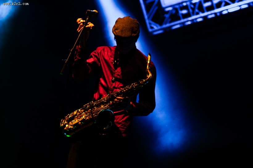 吹萨克斯的人图片