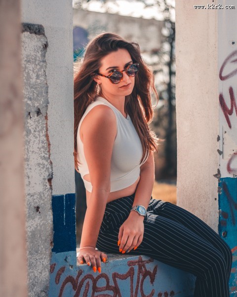 戴墨镜的长发美女图片