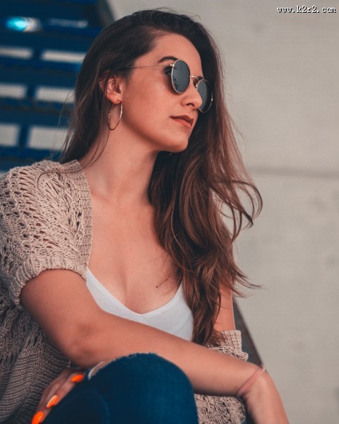 戴墨镜的长发美女图片