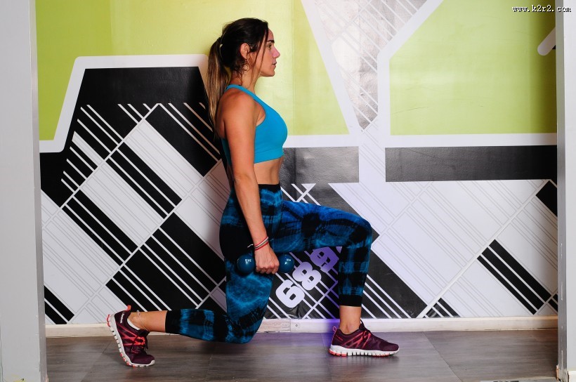 在健身房健身的美女图片