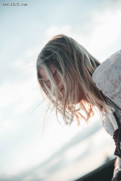 穿连衣裙的美女图片