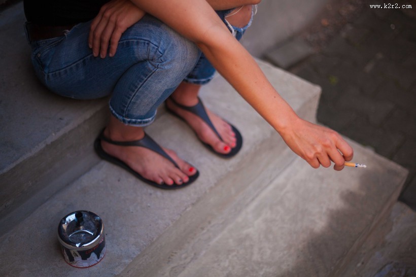 抽烟的女人图片