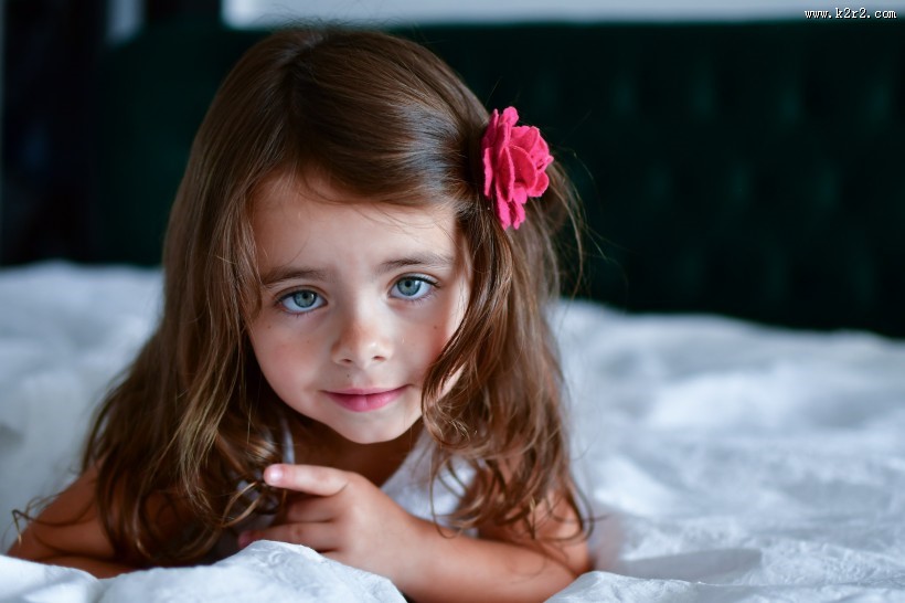 大眼睛小女孩图片