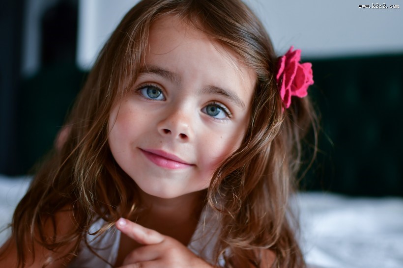 大眼睛小女孩图片