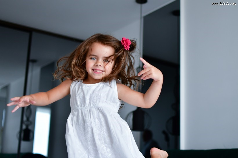 大眼睛小女孩图片