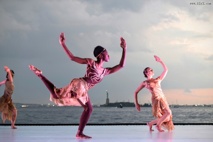 跳舞的美女图片